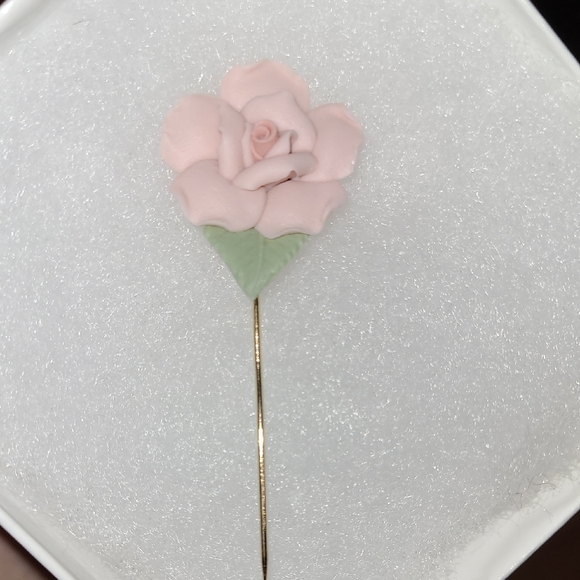 Vintage Jewelry - Vintage Single Stem Pink Rose Hat Stick Pin Hand Crafted Porcelain Gold Wire